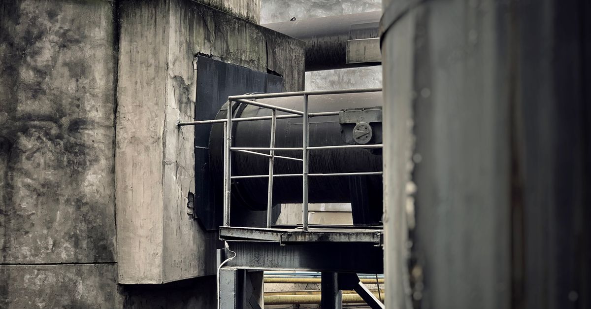 Rampa metálica inclinada en una nave industrial con cajas en la parte superior